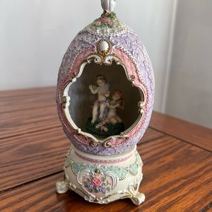 Egg shaped music box - plays The Entertainer!